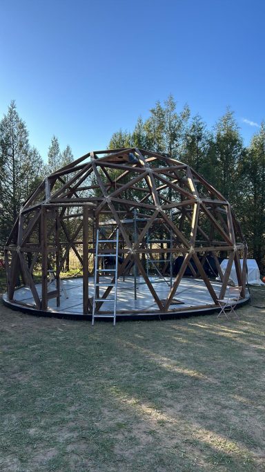 Domo sobre suelo de tarima de hierro